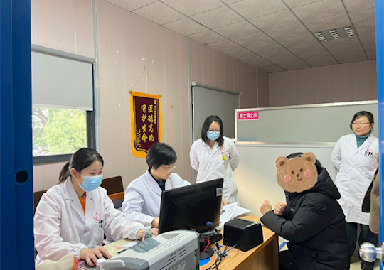 湘雅三医院妇科专家肖松舒来我院进行技术指导
