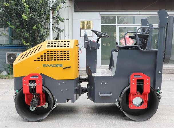 小型壓路機停放時，方向和速度要把握好